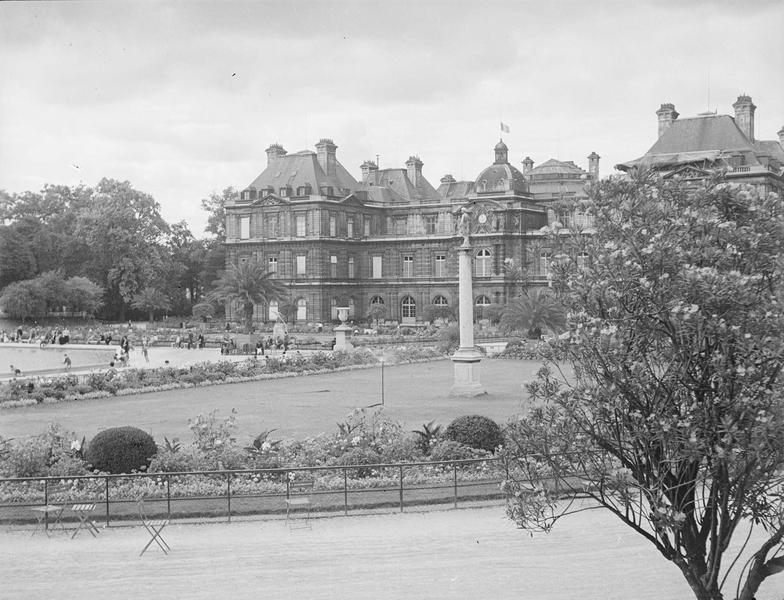 [Façade sur les jardins ; promeneurs]