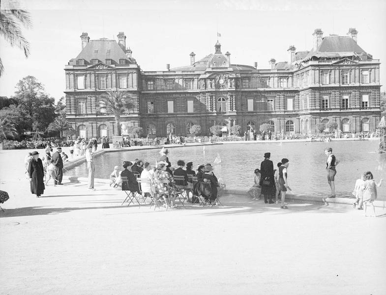 [Façade sur les jardins ; promeneurs autour du bassin]