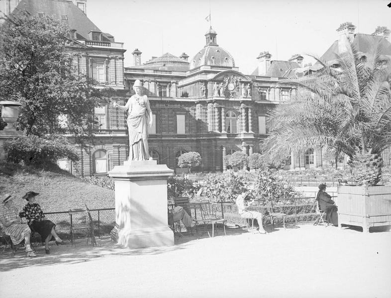 [Promeneurs au parc du Luxembourg, assis devant le palais]