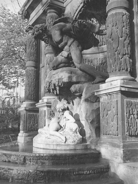 [La Fontaine Médicis de Salomon Brosse ; groupe sculpté Polyphème surprenant Galatée dans les bras d'Acis par Auguste Ottin]