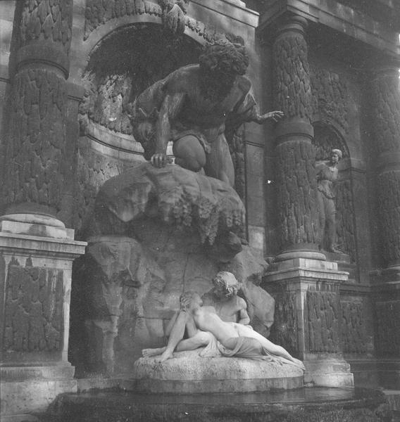 [La Fontaine Médicis de Salomon Brosse ; groupe sculpté Polyphème surprenant Galatée dans les bras d'Acis par Auguste Ottin]