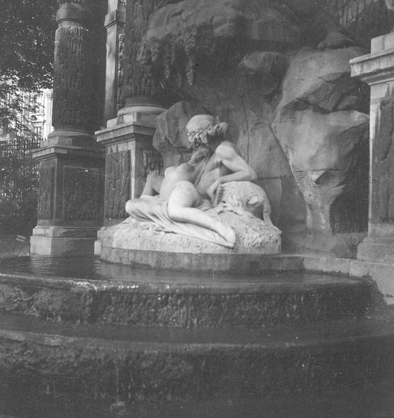 [Détail du groupe sculpté Polyphème surprenant Galatée dans les bras d'Acis par Auguste Ottin]