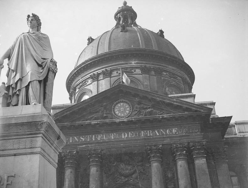 [Le fronton et le dôme du palais de l'Institut derrière la statue La République]