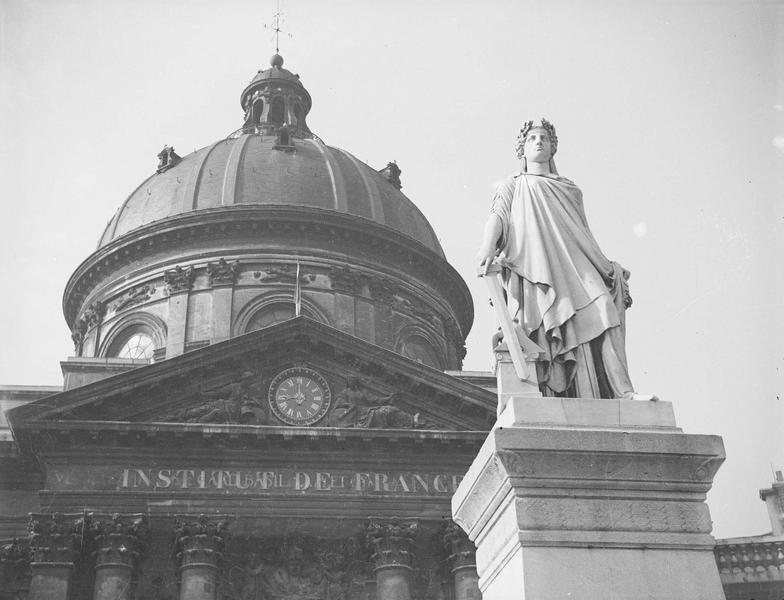 [Le fronton et le dôme du palais de l'Institut derrière la statue La République]