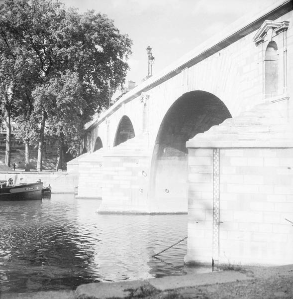 [Le pont Marie, vu d'un quai]