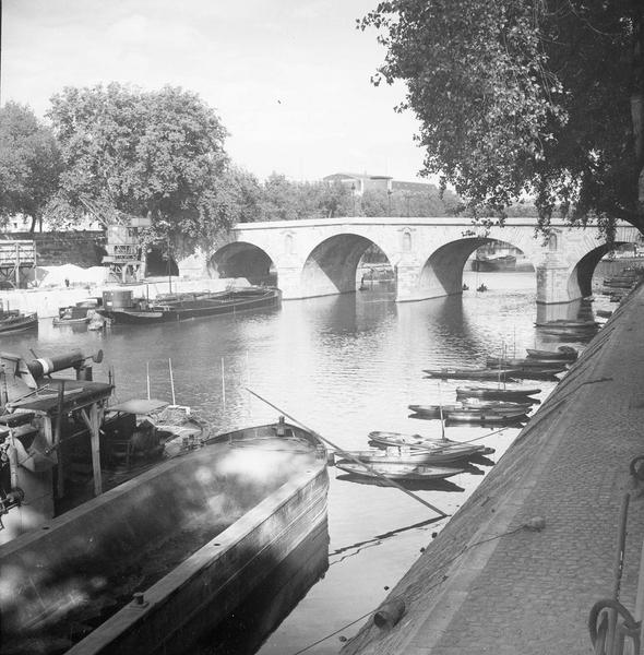 [Bateaux amarrés au bord d'un quai, près du pont Marie]