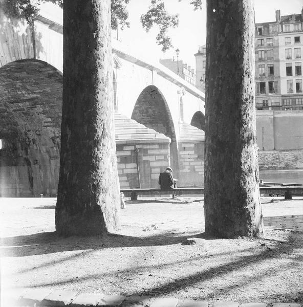 Paris  Le pont Marie [Un homme assis sur un banc, sur un quai, au pied du pont Marie]