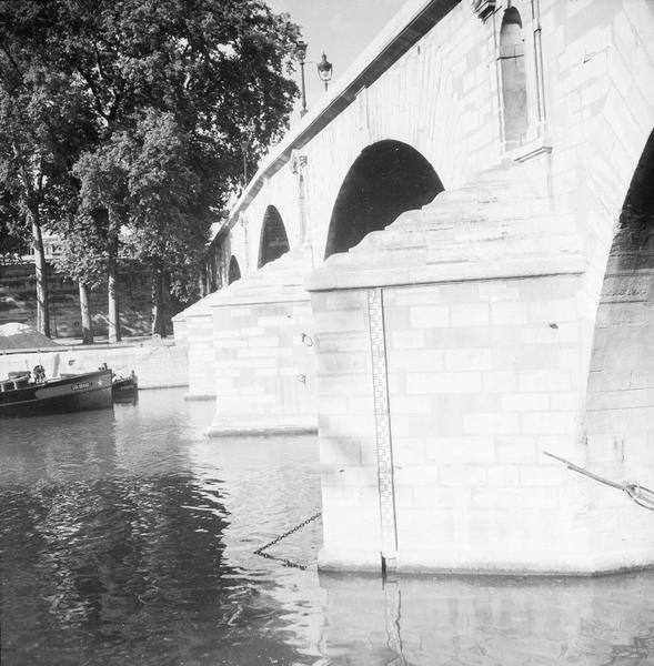 [Le pont Marie, vu d'un quai]