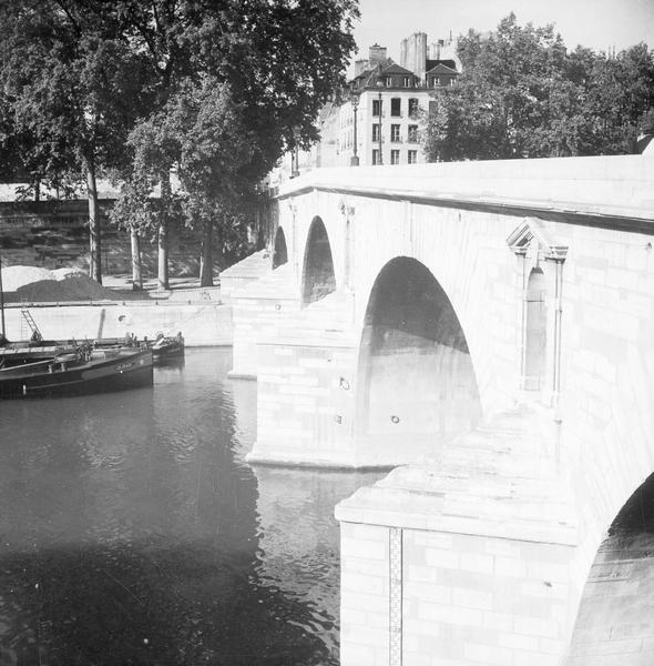 [Le pont Marie, vu d'un quai]