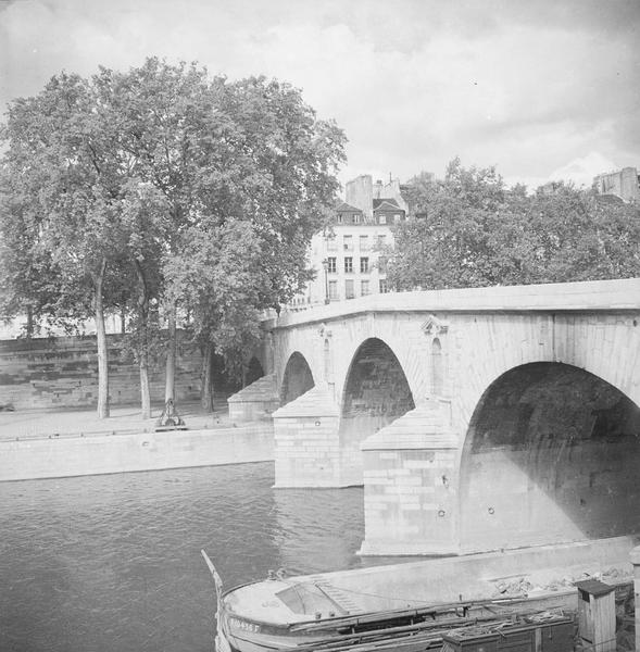 [Péniche passant sous le pont Marie]