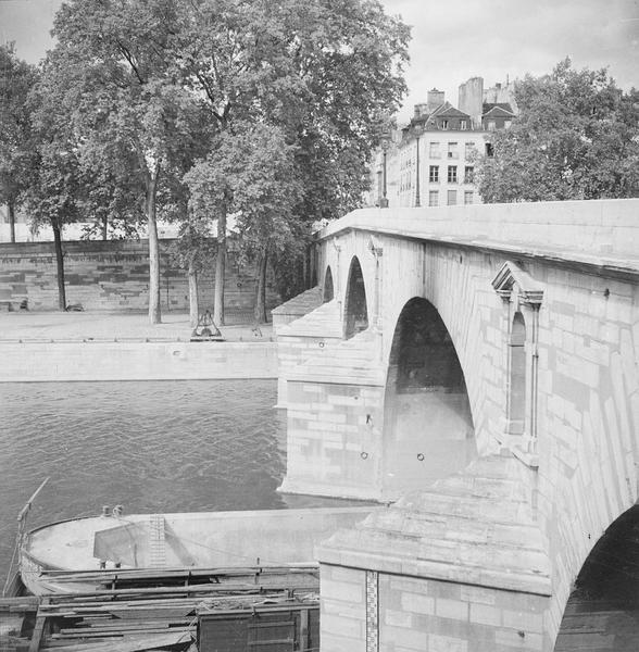 [Péniche passant sous le pont Marie]