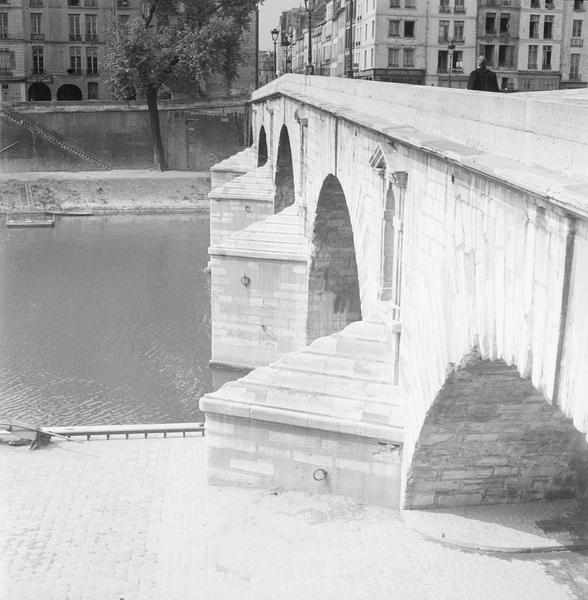 [Vue vers l'île Saint-Louis]