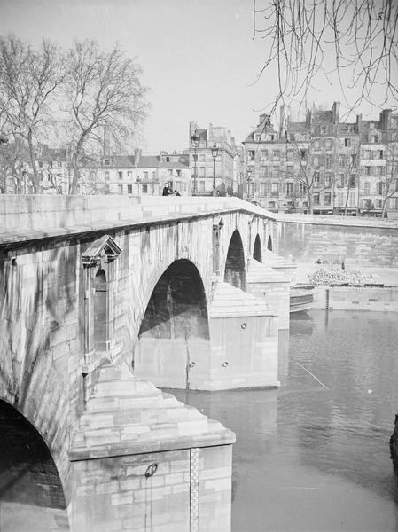 [Vue vers l'île Saint-Louis]