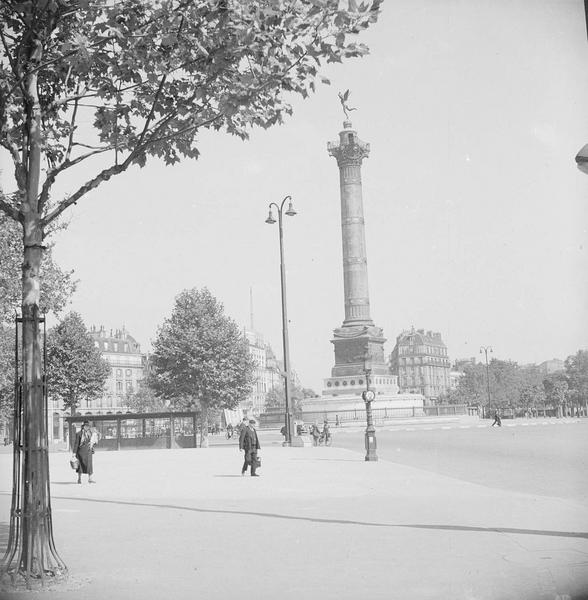 [La place de la Bastille animée par les passants]