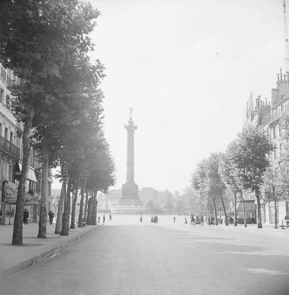 [La place de la Bastille animée par les passants]