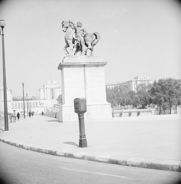 [La statue du Guerrier romain par Louis-Joseph Daumas, au pont d'Iéna, près du Jardin du Trocadéro]