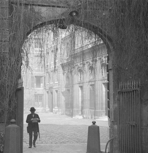 Paris  La cour de l'Institut