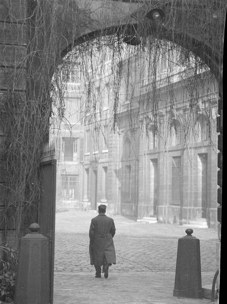 [Un homme traverse la cour de l'Institut]