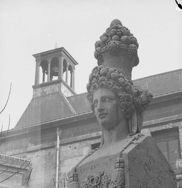 Ils sont seulement 39 à connaître le son de cette cloche [Clocher du Palais de l'Institut derrière la Fontaine du Marché-aux-Carmes de Alexandre-Evariste Fragonard]