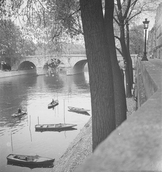 [Des barques sur la Seine aux abords du pont Marie]