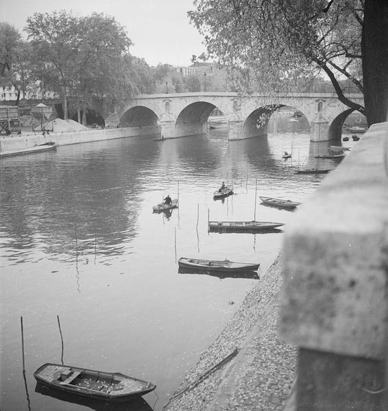 [Bateaux amarrés au bord de la Seine, près du pont Marie]