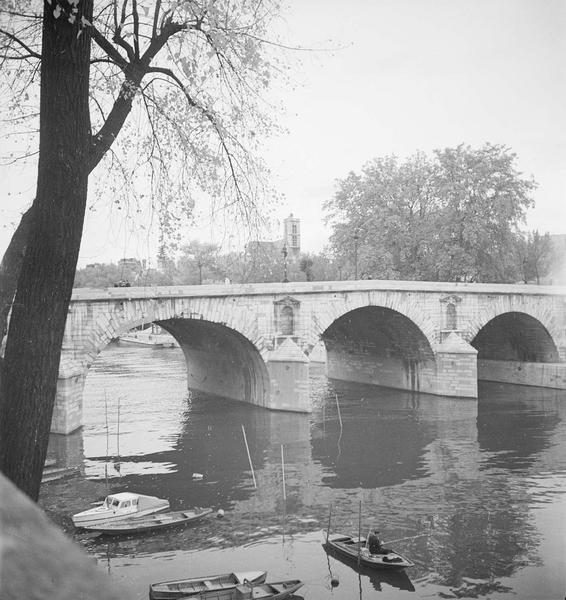 [Bateaux amarrés au bord de la Seine, près du pont Marie]