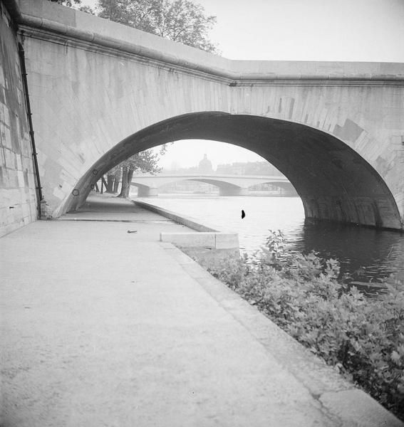 [Le pont du Carrousel, vu sous une arche du Pont-Royal]