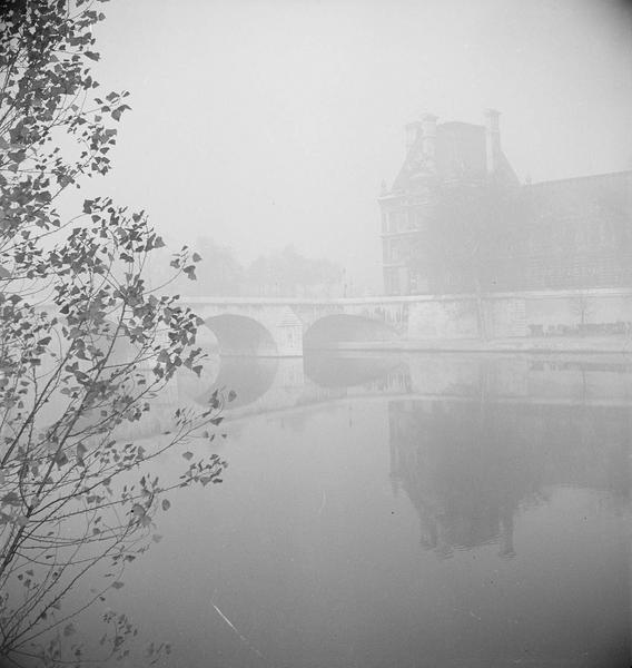 Paris  Le Pont-Royal et le pavillon Flore par un matin d'automne [vue du quai Voltaire]