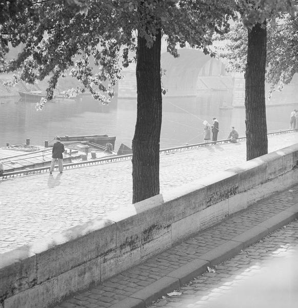 [Pêcheurs sur les quais et en barque, aux abords du pont Marie]