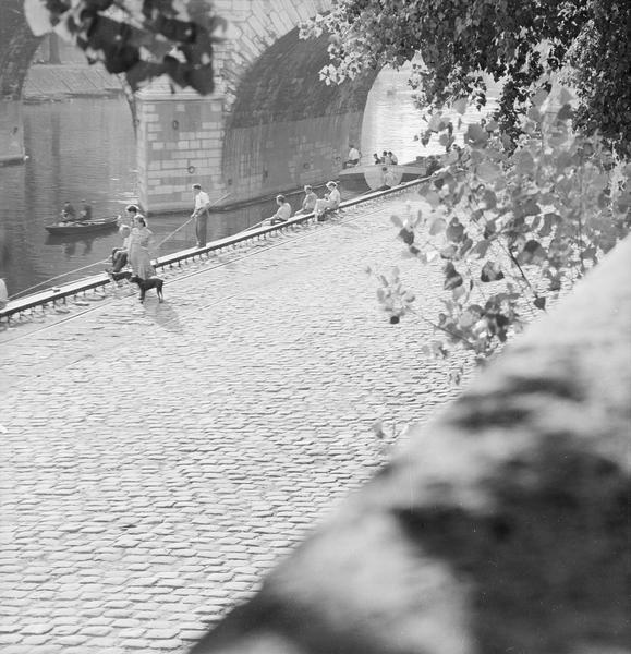 [Pêcheurs sur les quais et en barque, aux abords du pont Marie]