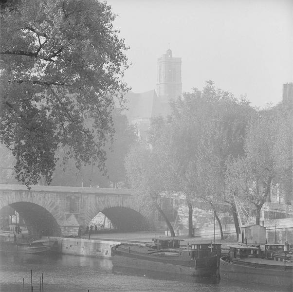 [Péniches amarrées au bord de la Seine, près du pont Marie]