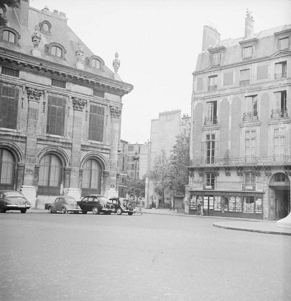 [La bouquinerie de l'Institut, à l'angle du quai Malaquais et de la rue de Seine ; vue partielle d'une façade de l'Institut de France]