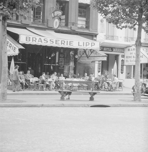 [La terrasse de la Brasserie Lipp]