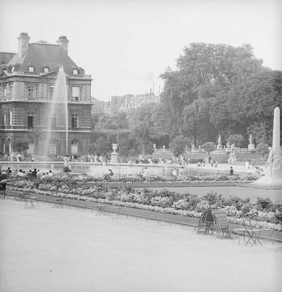 [Des gens se promènent et se reposent au Jardin du Luxembourg]