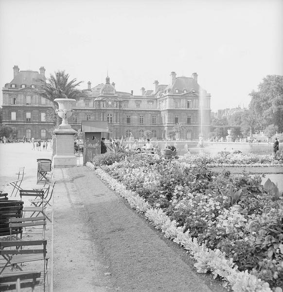 [Des gens se promènent et se reposent au Jardin du Luxembourg]