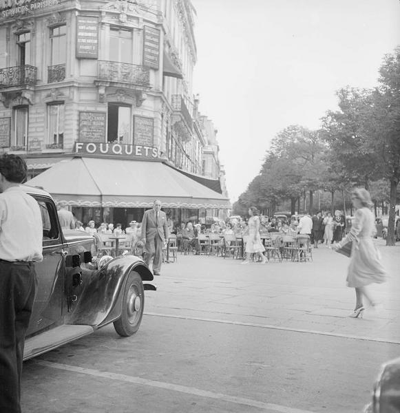 [L'avenue des Champs-Elysées animée et la terrasse du Fouquet's]