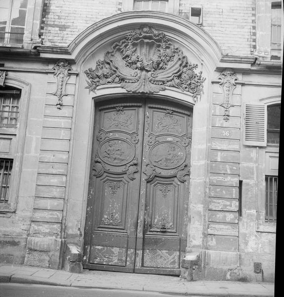 [Portail sur la rue, face à l'entrée de l'Hôtel Matignon]