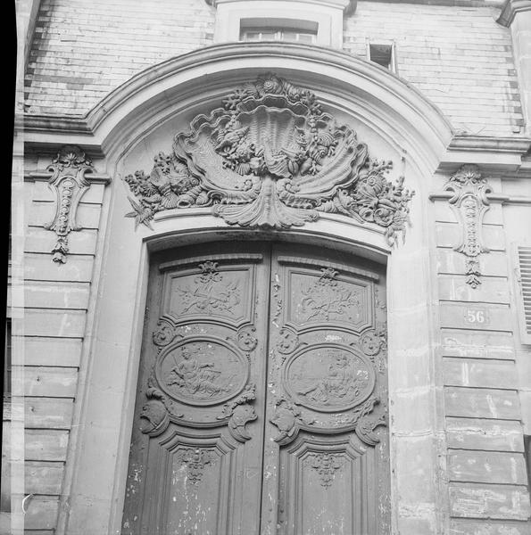 [Portail sur la rue, face à l'entrée de l'Hôtel Matignon, détail]