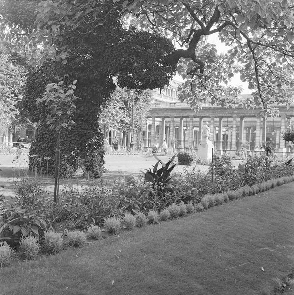 [La galerie d'Orléans vue du jardin]