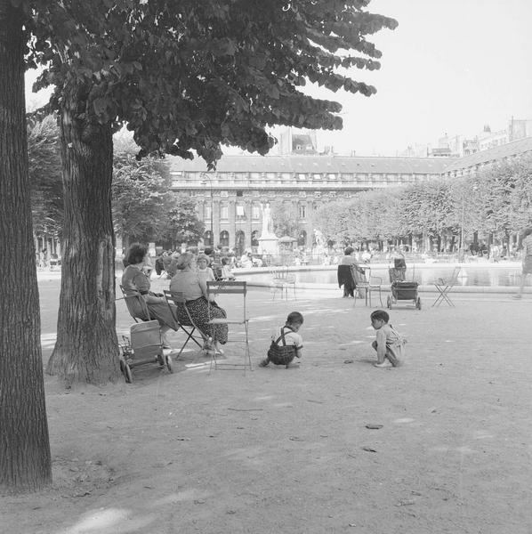 [Des adultes et des enfants se détendent et s'amusent au jardin du Palais-Royal]