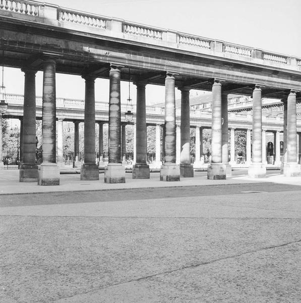 [La galerie d'Orléans vue de la cour]