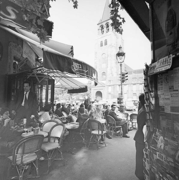 [La terrasse du café des Deux Magots place Saint-Germain-des-Prés]