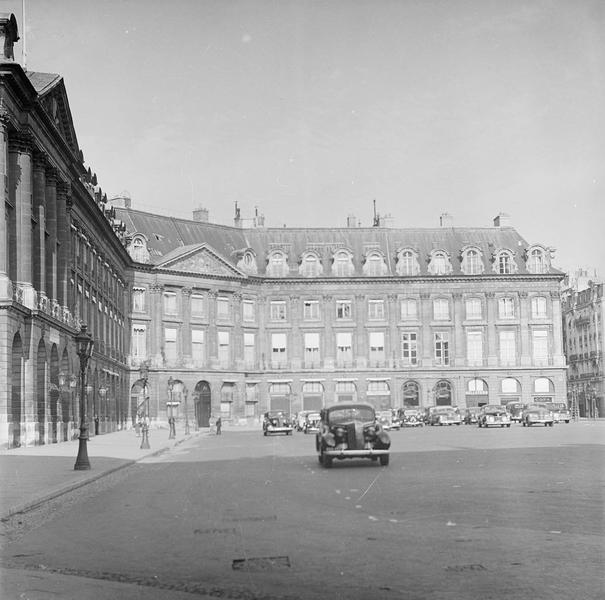 [Façades sur la place Vendôme animée]