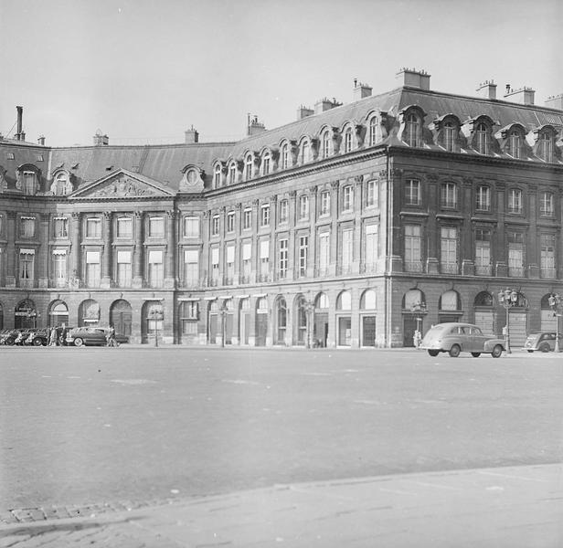 [Façades sur la place Vendôme animée]