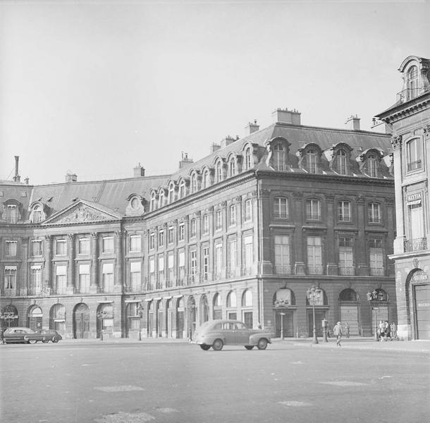 [Façades sur la place Vendôme animée]