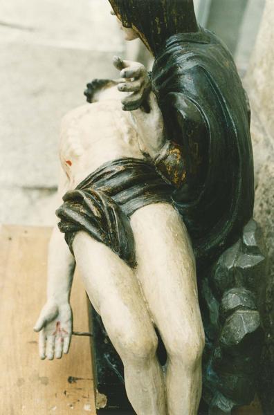 groupe sculpté : Vierge de Pitié, détail