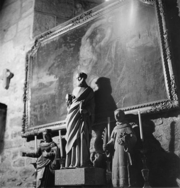 statue : saint Pierre devant un tableau, entre un saint moine non identifié et une sainte