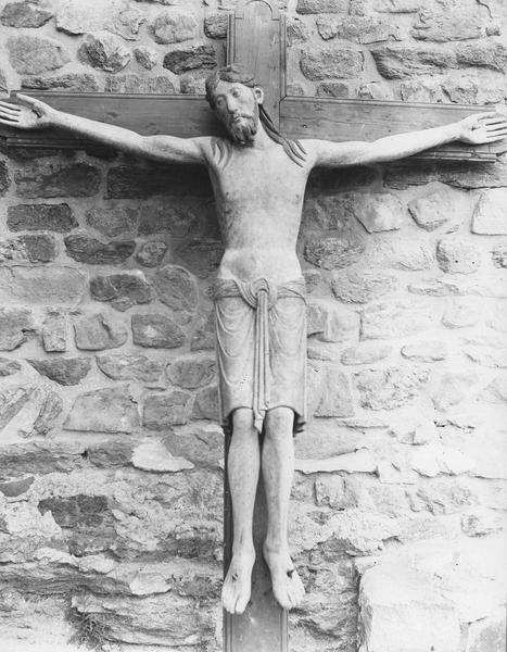 statue : Christ en croix (photographie prise à l'extérieur de l'édifice)