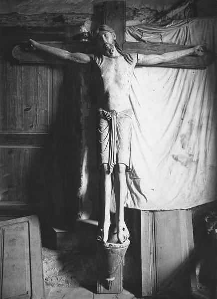 statue : Christ en croix (photographie prise à l'intérieur de l'édifice)