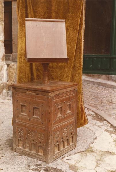 détail d'un lutrin à armoire